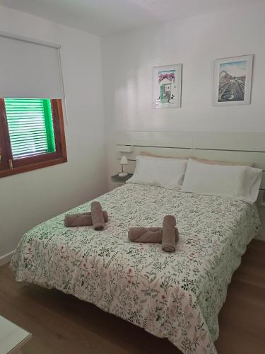 a bedroom with a bed with two teddy bears on it at Casa Valentina in Tías