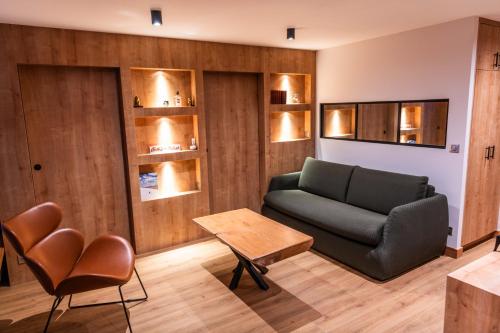 un salon avec un canapé et une table dans l'établissement Tignes Lac - Appartement rénové - 50 m des pistes, à Tignes