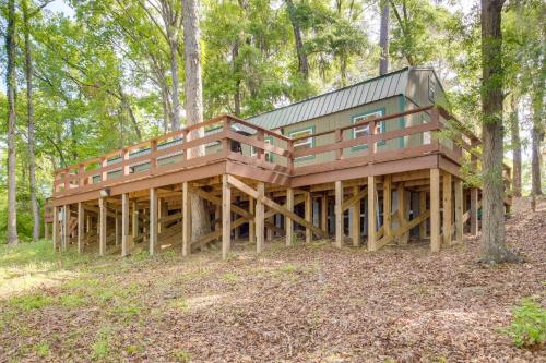 Gallery image of Cozy Hemphill Cabin with Lake Views and Deck! in Hemphill