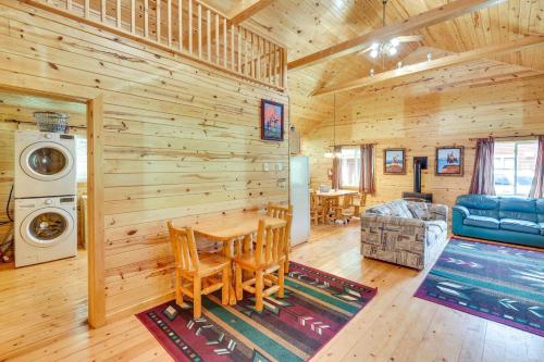 Ruang duduk di Wraparound Deck and Grill Deadwood Cabin