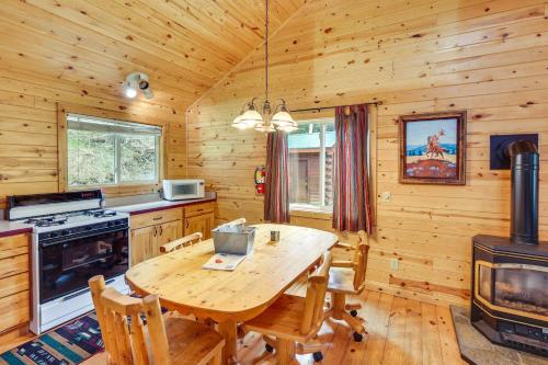 Dapur atau dapur kecil di Wraparound Deck and Grill Deadwood Cabin