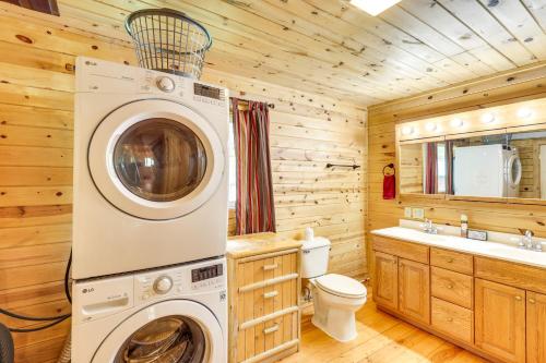 Bilik mandi di Wraparound Deck and Grill Deadwood Cabin