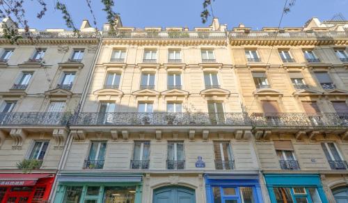 un immeuble à Paris avec un balcon dans l'établissement GuestReady - Apt. Vintage au centre de Paris, à Paris