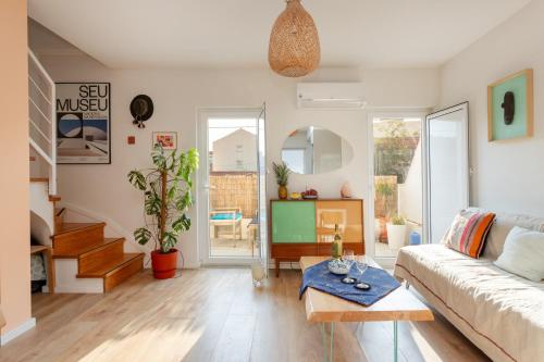 a living room with a couch and a tv at La Concha Alegre, Duplex in Trafaria in Trafaria