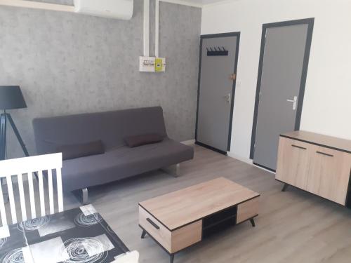 un salon avec un canapé et une table basse dans l'établissement Charmant studio bien équipé, à Banyuls-dels-Aspres