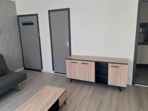 un salon avec un canapé et une table dans l'établissement Charmant studio bien équipé, à Banyuls-dels-Aspres