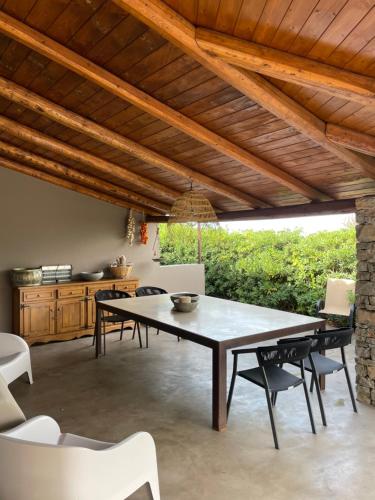 una sala da pranzo con tavolo e sedie di QUIETE e MARE a San Vito lo Capo