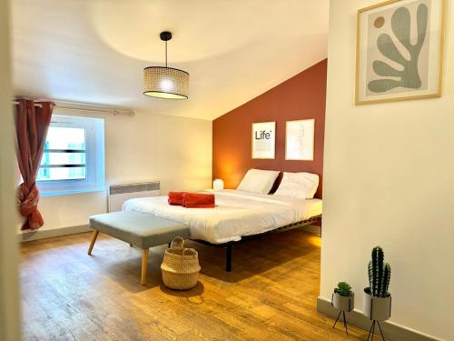 une chambre avec un lit et un banc dans l'établissement Studio OPERA - Place des Terreaux - Dreamy Flat Lyon, à Lyon