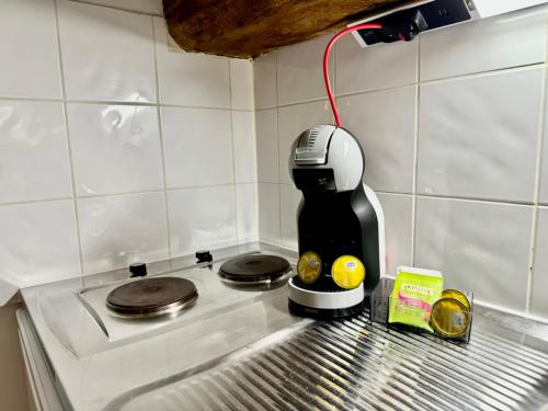 une cafetière assise sur une cuisinière dans l'établissement Studio OPERA - Place des Terreaux - Dreamy Flat Lyon, à Lyon