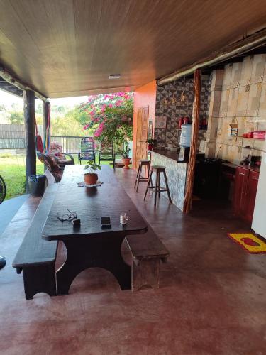 a living room with a table and a kitchen at Casa Com bilhar 4 quartos alter in Alter do Chao
