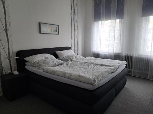 a bed sitting in a room with a window at Ferienwohnung mitten in der City in Wilhelmshaven