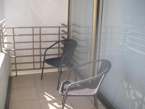 two chairs sitting on top of a balcony at Pontoni Providencia in Santiago