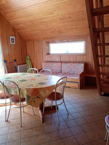 une pièce avec une table, des chaises et un canapé dans l'établissement La belle étoile, à Reygade