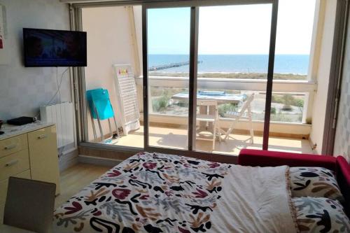a bedroom with a bed and a view of the ocean at Appartement vue mer 4 personnes in Les Bains