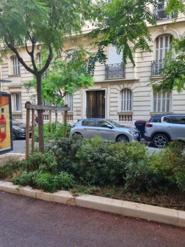 une rue avec des voitures garées devant un bâtiment dans l'établissement Beau T2 proche Negresco, à Nice