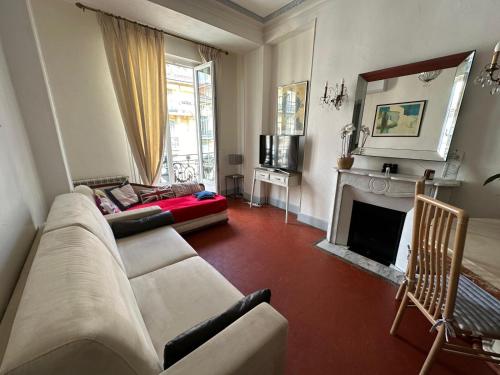 TV a/nebo společenská místnost v ubytování Beau T2 proche Negresco