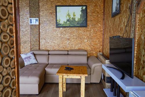 Skela e Pirgut في ديفيجاكه: غرفة معيشة بها أريكة وطاولة