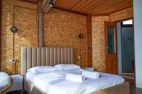 Skela e Pirgut في ديفيجاكه: غرفة نوم بسرير كبير مع ملاءات ووسائد بيضاء