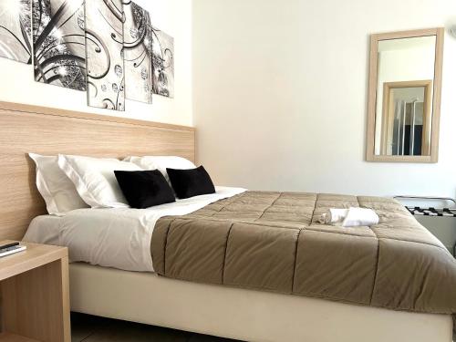 a bedroom with a large bed with a mirror at Hotel Park in Rossano