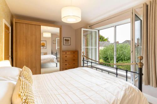 En eller flere senge i et værelse på Host & Stay - Clearmount Cottage