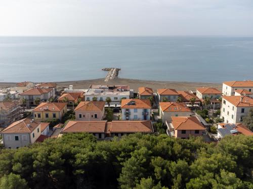 a town with houses and the ocean in the background at Zì Maria in Marina di Cecina