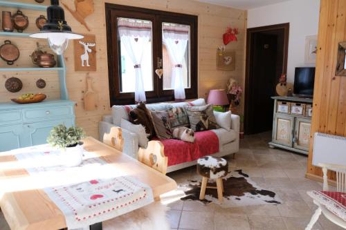 a living room with a couch and a table at Residence Fontanazzo in Campitello