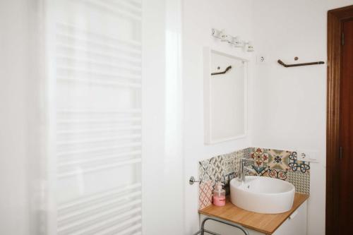 un bagno con lavandino e doccia di CASA BUGANVILLA a Barbate