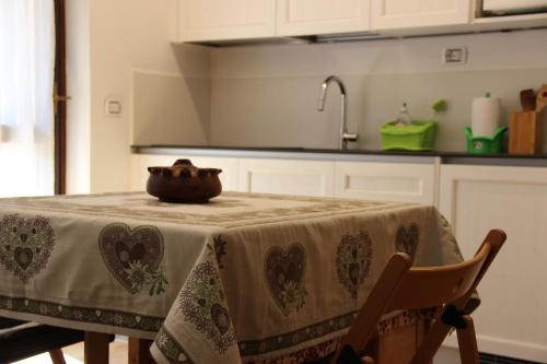 a table with a bowl on top of it in a kitchen at Residence Fontanazzo in Campitello