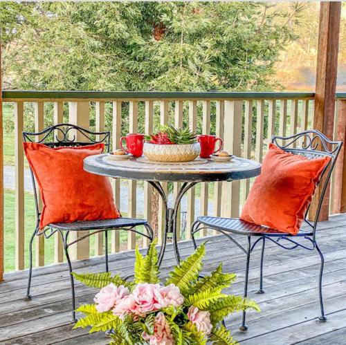 Balkoni atau teres di Riverview Cozy Home by the River