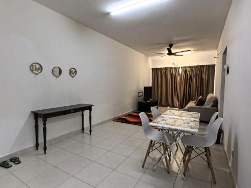 Χώρος καθιστικού στο Homestay Melodee Apartment 2 Rooms Seri Kembangan