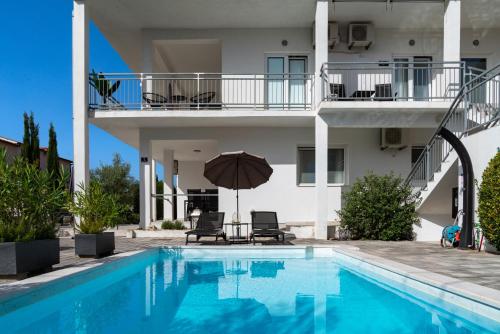 Bazén v ubytování TayLa-Apartment Vodice nebo v jeho okolí
