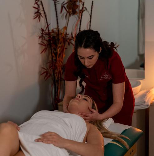 a woman is getting a massage from a patient at Domus Hotel in Bagnoli del Trigno