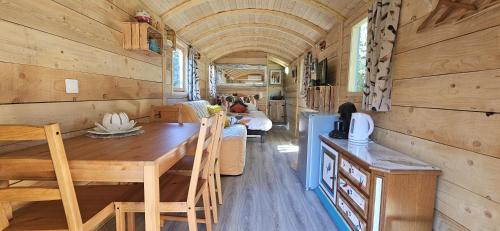 a dining room and living room in a tiny house at Au Verger des Louves in Helfrantzkirch