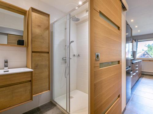 une douche avec une porte vitrée dans une salle de bain dans l'établissement Charmant 2 pièces à Val d'Isère - WIFI, pour 4 pers - FR-1-694-363, à Val dʼIsère