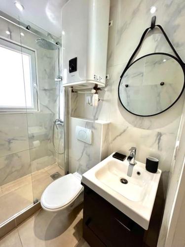 une salle de bain avec un lavabo, des toilettes et une douche dans l'établissement Studio cosy proche plage, parking gratuit, à Juan-les-Pins