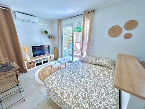 - une chambre avec un lit et une télévision dans l'établissement Studio cosy proche plage, parking gratuit, à Juan-les-Pins