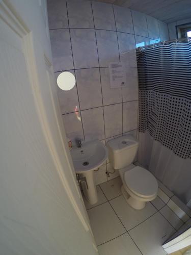 Bilik mandi di Pichilemuhostel SurfersView