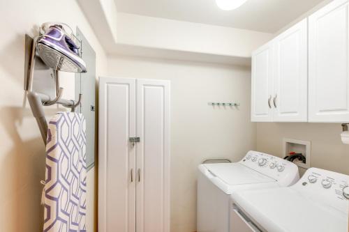 Un lavadero blanco con lavadora y secadora. en Condo with Mtn View Less Than 1 Mi to Steamboat Resort!, en Steamboat Springs