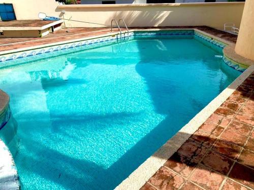 a large swimming pool with blue water at Depto a 3 cuadras de la playa in Boca del Río