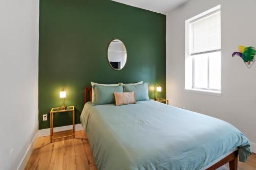Ένα ή περισσότερα κρεβάτια σε δωμάτιο στο Mardi Gras Hideaway Cozy 2BR in Soulard