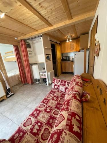 un salon avec un lit et une cuisine dans l'établissement Appartement 5 personnes, à Bellevaux