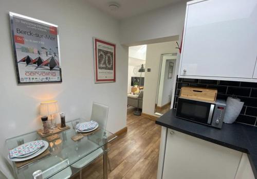 Η κουζίνα ή μικρή κουζίνα στο 1Br-Balcony-PetFriendly-Garden-Free Parking