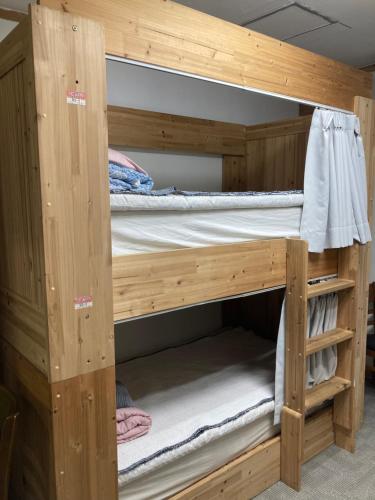 un letto a castello di legno in una stanza di The Core Albergue a Seul