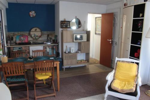 un salon avec une table et une salle à manger dans l'établissement Les Conviviales de Seine-et-Marne, à Bouleurs