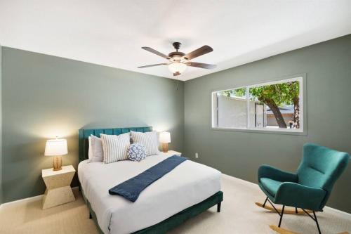 Ένα ή περισσότερα κρεβάτια σε δωμάτιο στο Family Friendly Retreat - Pool - Putting Green