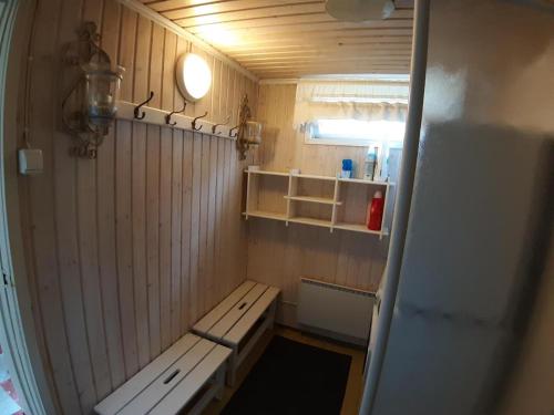 a small room with a bench and a window at Majatalo Varis in Vaala