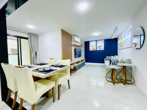 a kitchen and dining room with a table and chairs at Apartamento dos Sonhos na Praia dos Anjos in Arraial do Cabo