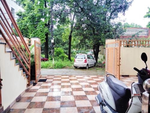 Κήπος έξω από το Doon Niwas Homestay Two- Bedroom 1st Floor- Mountain view, near main Picnic Spots, comfortable peaceful central Family-friendly