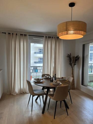 une salle à manger avec une table et des chaises dans l'établissement Modern apartment with terrace, à Saint-Ouen
