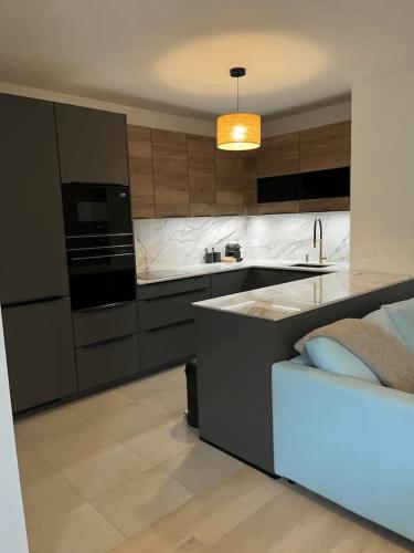 une cuisine avec un comptoir noir et blanc dans l'établissement Modern apartment with terrace, à Saint-Ouen